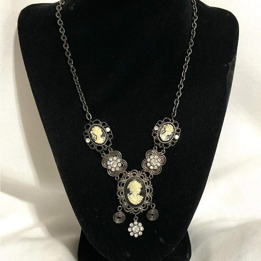 PULSE Cameo Necklace - Picture 5 of 5